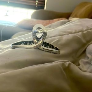 this claw clip is great for all hair types and very very cute!!